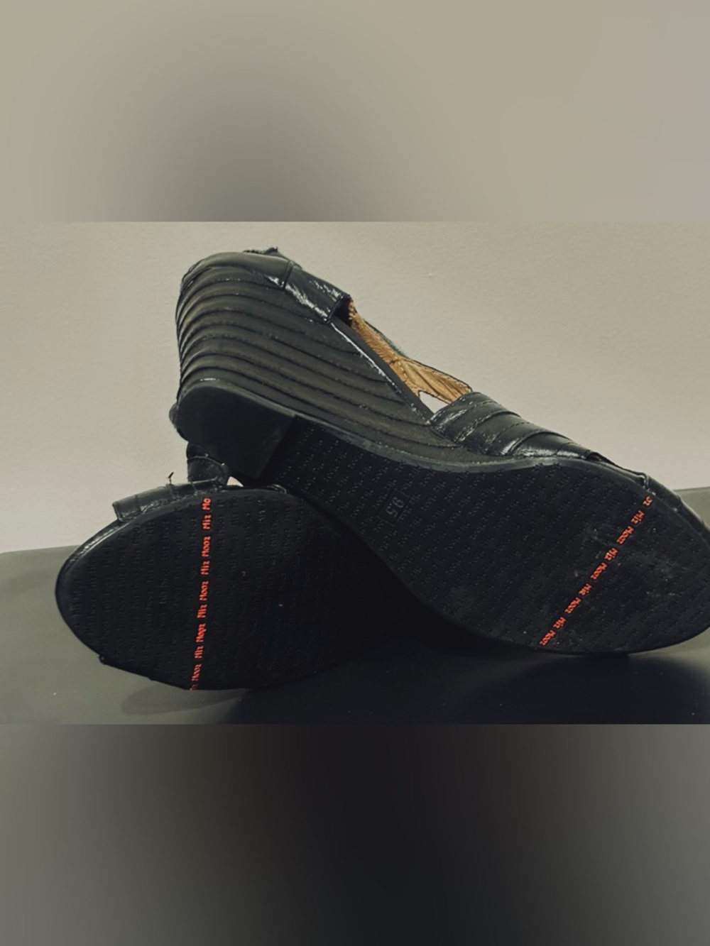 Miz Mooz Black Leather Tamara 3.5" Wedge Heel Sandal Back Zip Size 9.5 - Picture 8 of 8